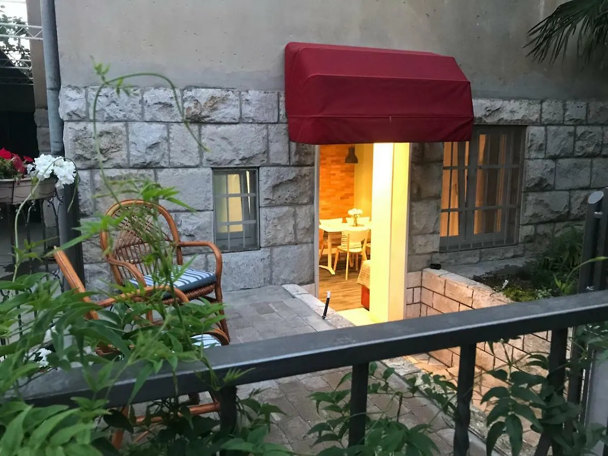 One Bedroom Apartment Split