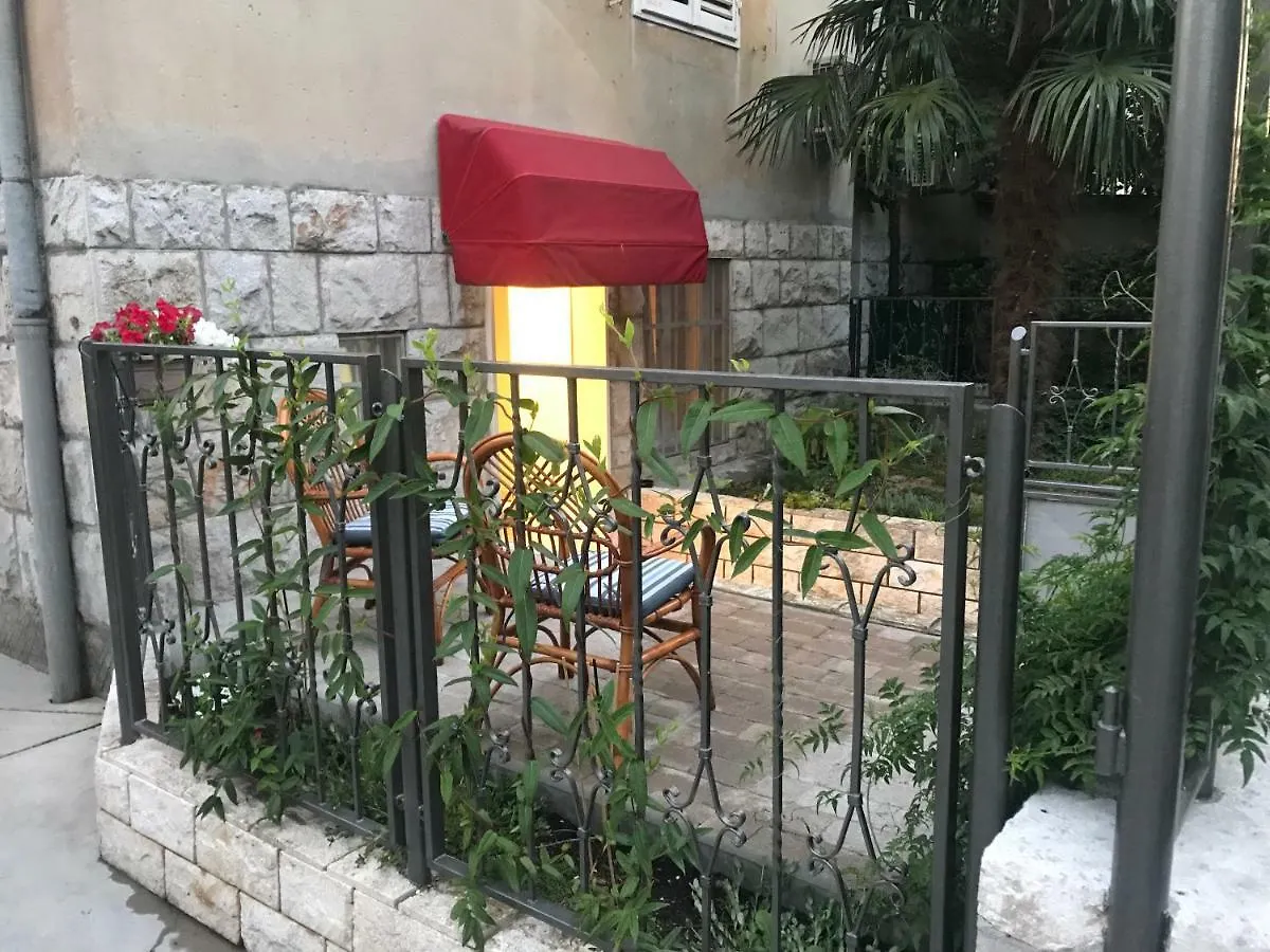 One Bedroom Apartment Split